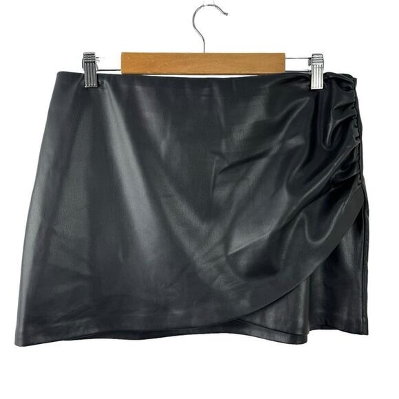 NWT House of Harlow 1960 Black Vegan Leather Mini Ruched Skirt Size Medium - Picture 15 of 15